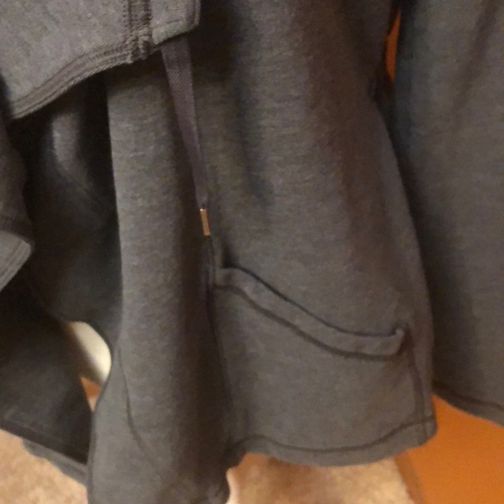 Lucy draping sweatshirt with pockets. - Picture 3 of 6